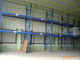 La scaffalatura a due livelli regolabile del magazzino tormenta con il carrello elevatore che si muove, 5000KG