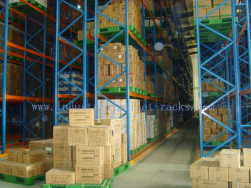 Pallet che immagazzina il sistema molto stretto di racking della navata laterale per la gestione industriale del magazzino