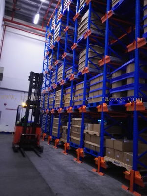 comprare Un alto sistema compatto di racking della navetta della radio di stoccaggio del pallet fabbricazione online