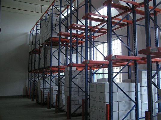comprare I carrelli elevatori a forcale del pallet guidano nel racking per i prodotti bassi omogenei di rotazione fabbricazione online