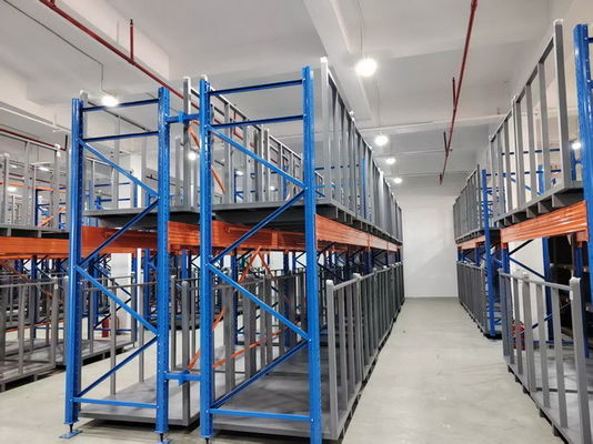 Sistema di stoccaggio rotoli di tessuto personalizzabile con funzionamento carrello elevatore o AGV per spazi di magazzino di medie e piccole dimensioni