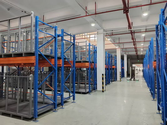 Sistema di stoccaggio rotoli di tessuto personalizzabile con funzionamento carrello elevatore o AGV per spazi di magazzino di medie e piccole dimensioni