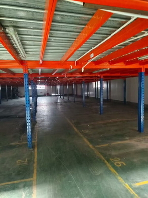 Piattaforma di acciaio a più livelli per lavori pesanti/medii, pavimenti industriali a mezzanine in blu e arancione