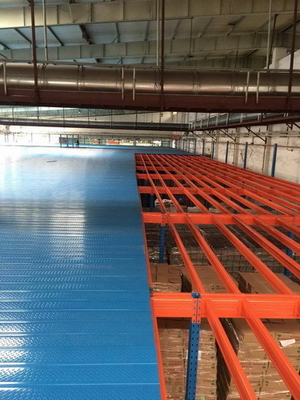 Piattaforma di acciaio a più livelli per lavori pesanti/medii, pavimenti industriali a mezzanine in blu e arancione