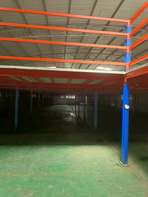 Piattaforma di acciaio a più livelli per lavori pesanti/medii, pavimenti industriali a mezzanine in blu e arancione