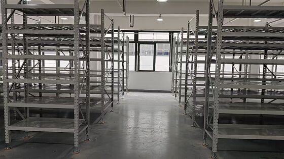 Infrastruttura di storage intelligente integrata per scaffalature per carichi medi CTU e AMR per l'evasione automatizzata
