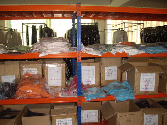 Scaffale a uso medio multilivelli regolabile del piatto d'acciaio per stoccaggio dell'indumento di modo